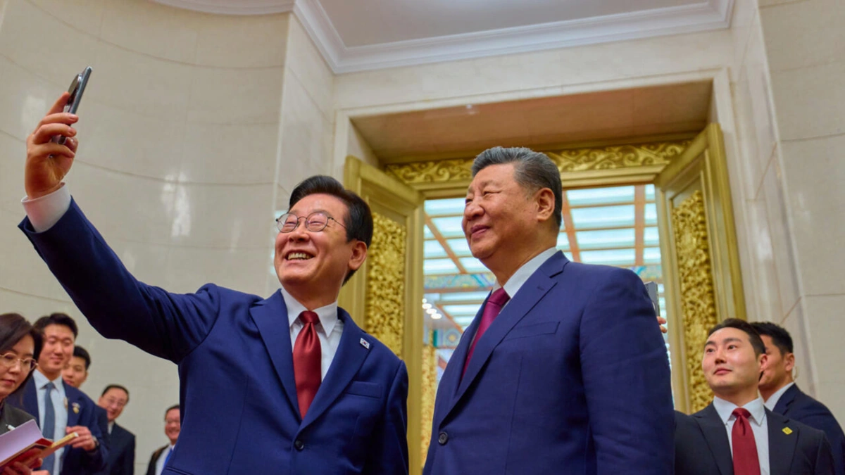 South Korean Lee Takes Selfie With Xi Jinping in Beijing