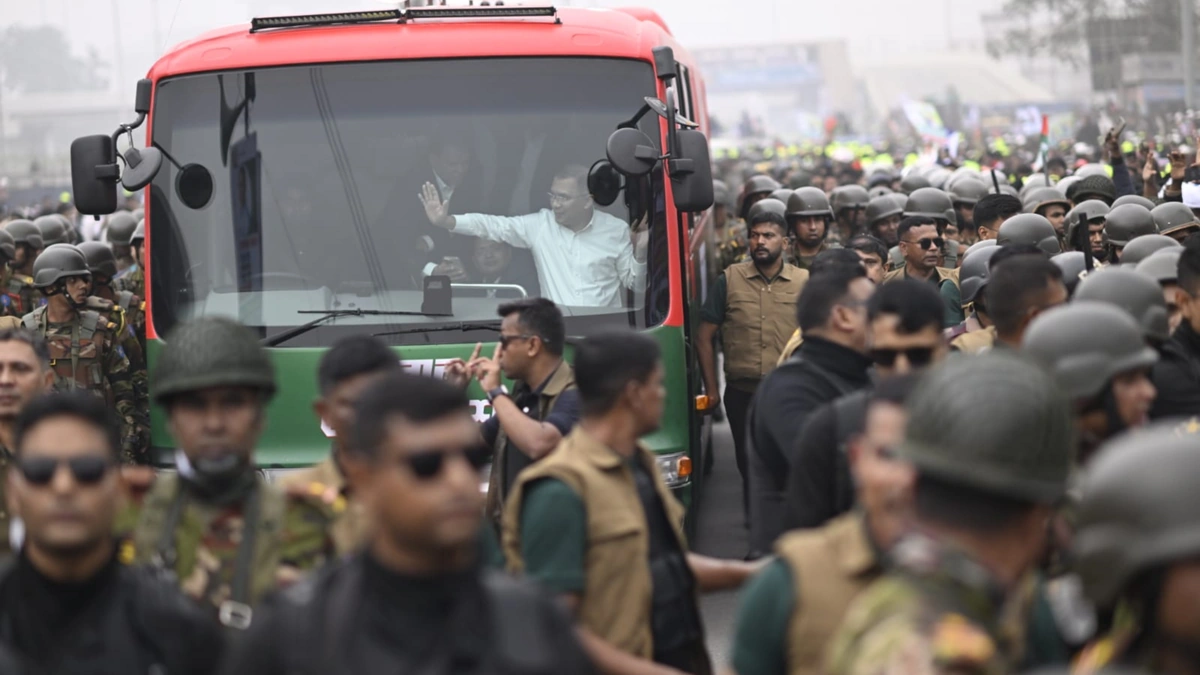 Traffic Chaos as People Walk to Their Destinations Ahead of Tarique Rahman’s Homecoming