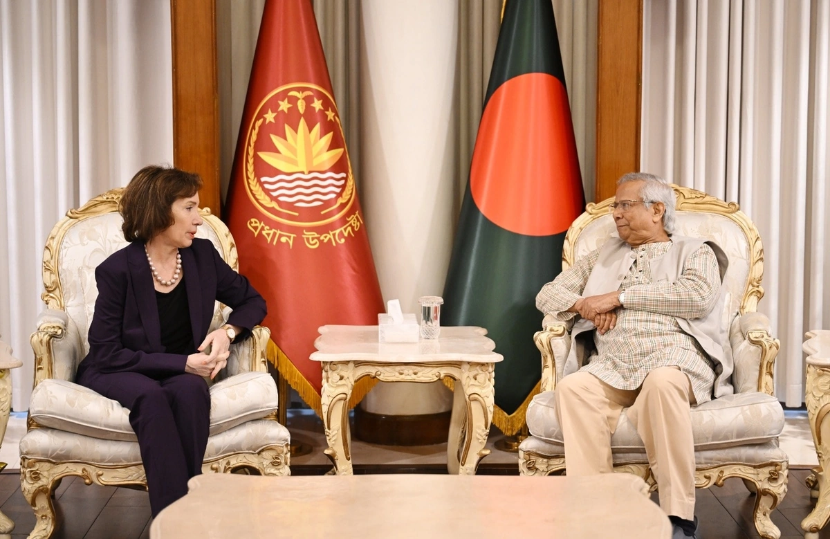 US Chargé d’Affaires Pays Farewell Call on Bangladesh Chief Adviser