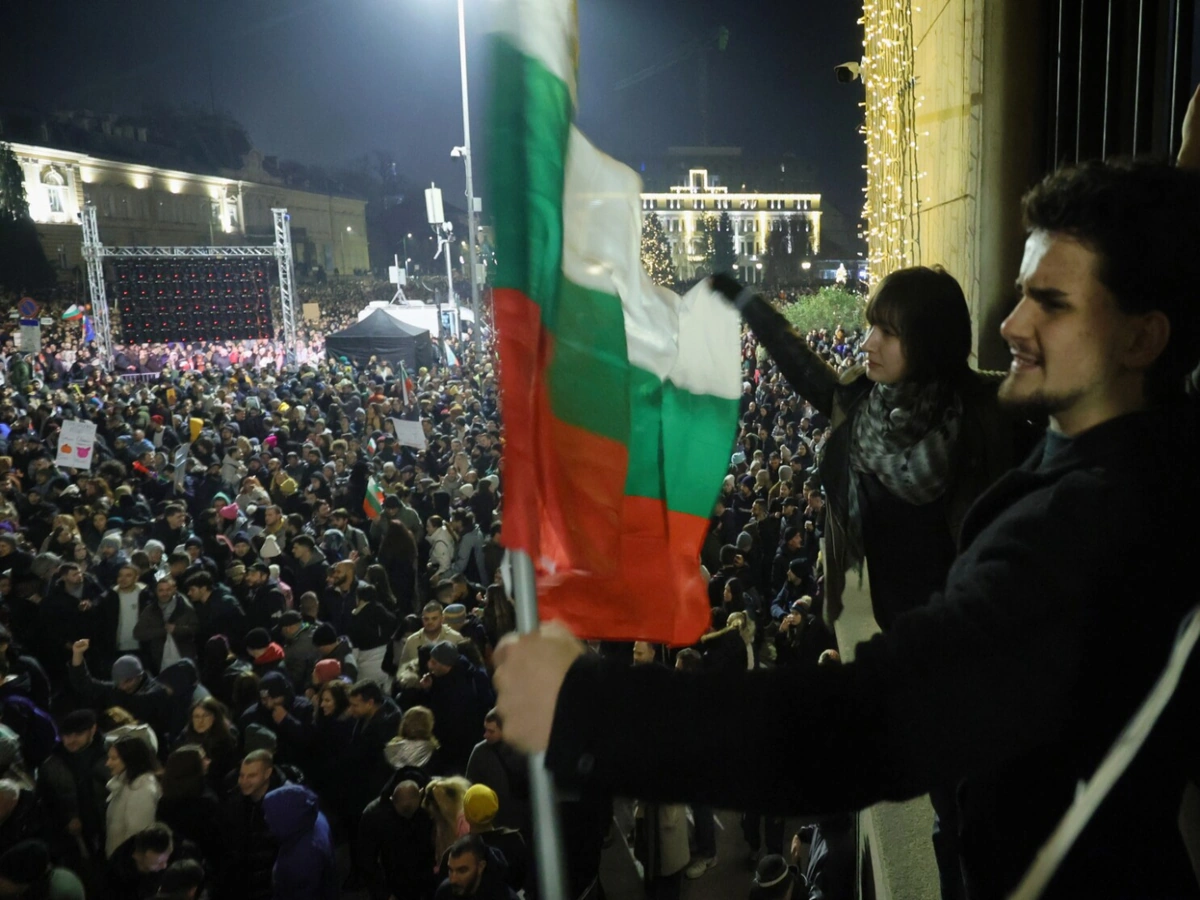 Bulgaria govt steps down in student-mass protests