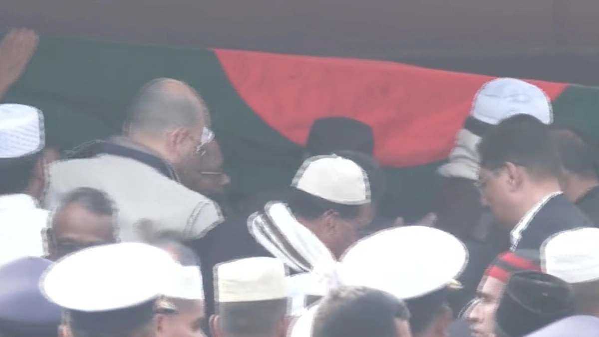 Maulana Mizanur Rahman Azhari and Maulana Mamunul Haque Carry Begum Zia’s Coffin