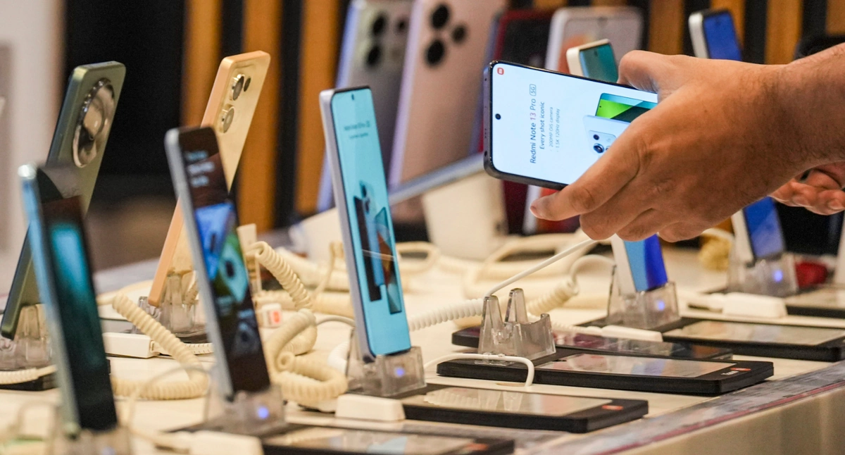 Govt decides to cut mobile import taxes to boost legal imports and lower prices