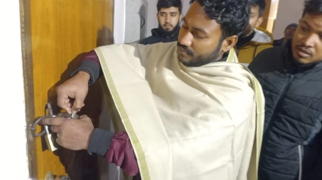 Students Lock Deans' Offices at RU Demanding Resignation of Pro-Awami Deans