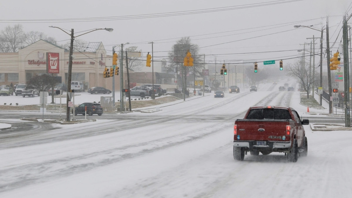 Monster Winter Storm Leaves 670,000 Without Power, Grounds Nearly 10,000 US Flights