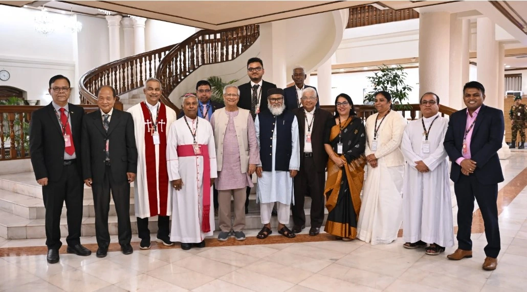 Chief Adviser Yunus Exchanges Christmas Greetings with Christian Leaders