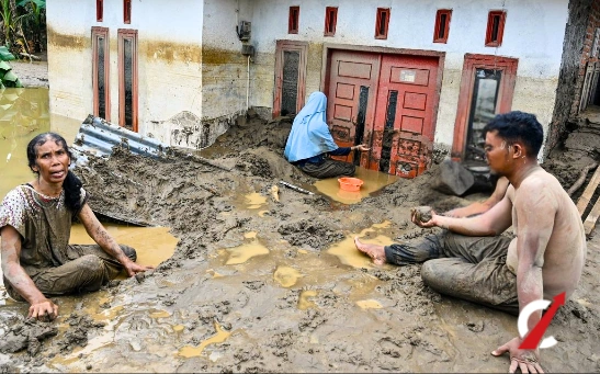 Over 900 killed in floods  in Indonesia, Malaysia, Thailand, Sri Lanka.