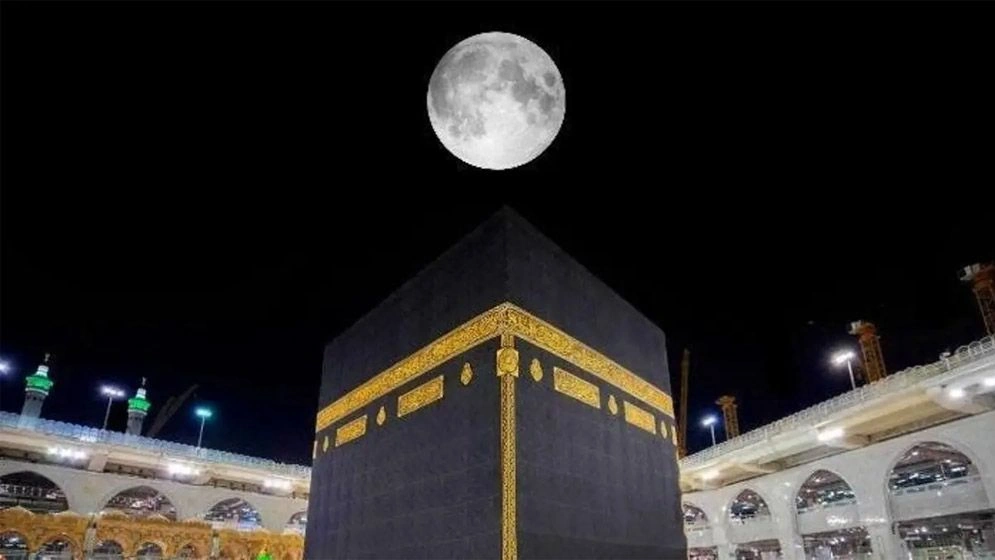 Moon Aligns Directly Above the Kaaba in Rare Celestial Event